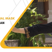 penari mengenakan topeng tradisional tampil di International Mask Festival Solo