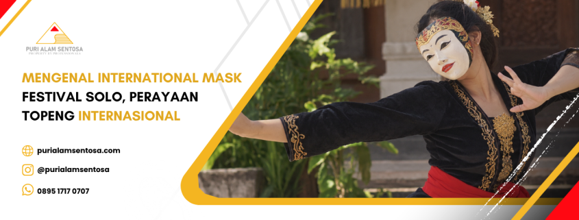 penari mengenakan topeng tradisional tampil di International Mask Festival Solo